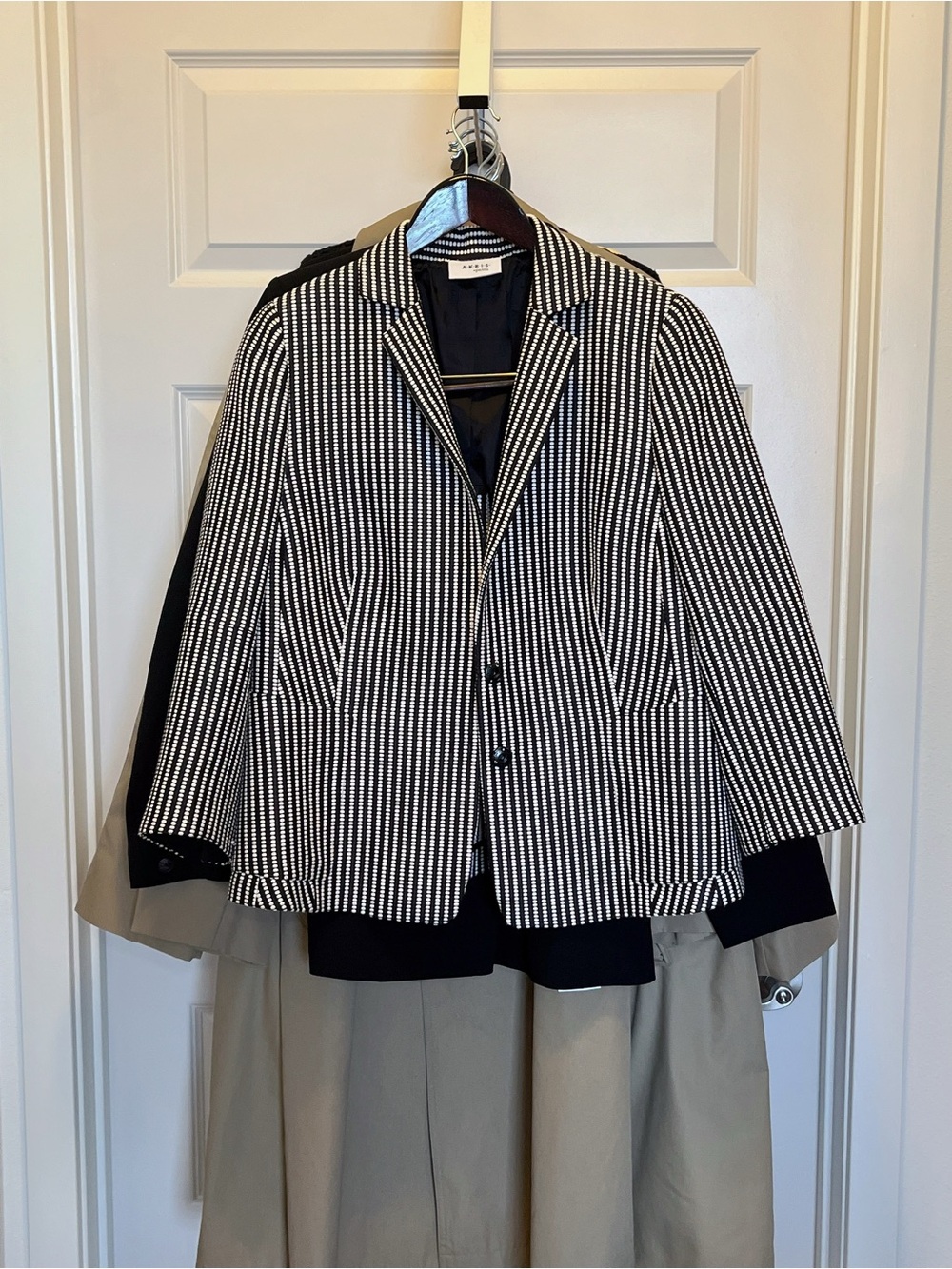 Akris Punto Striped Black White Relaxed Blazer Jacket with concealed buttons